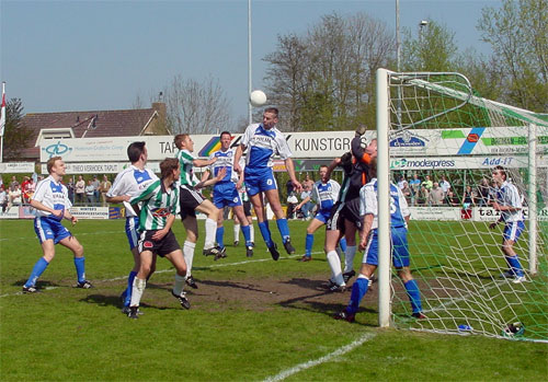 Veel drukte binnen de zestien meter (foto Helmich Lubberts)
